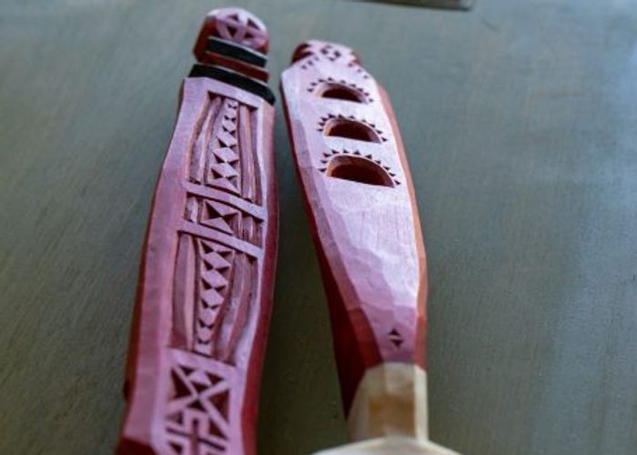 Exempel på slevens handtag med mönster, både genombruten dekor och uddsnitt.