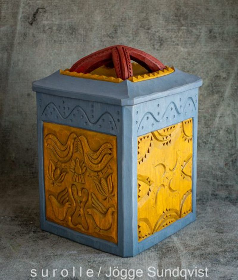 Asken ”Fyrspann” med olika mönster på de fyra sidorna.