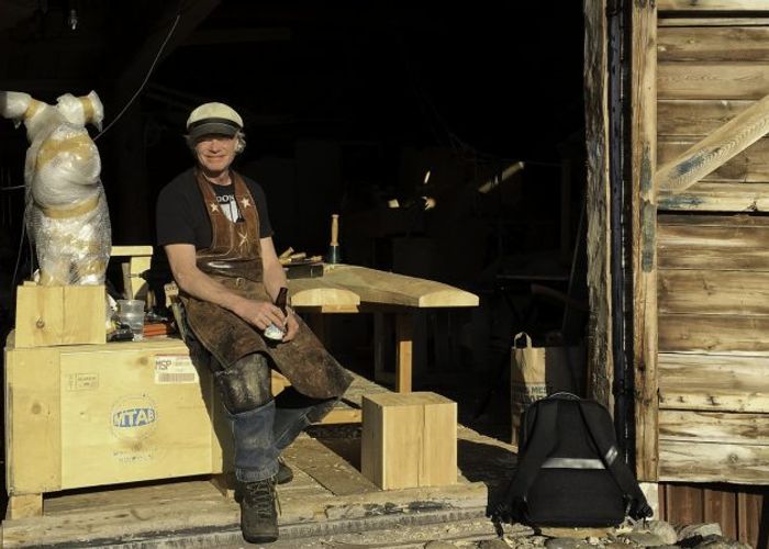 Att slå upp dörrarna till utomhusarbetsplatsen i Logen och få det rätta släpljuset på skärningen en varm sommardag ger mig total lyckokänsla.