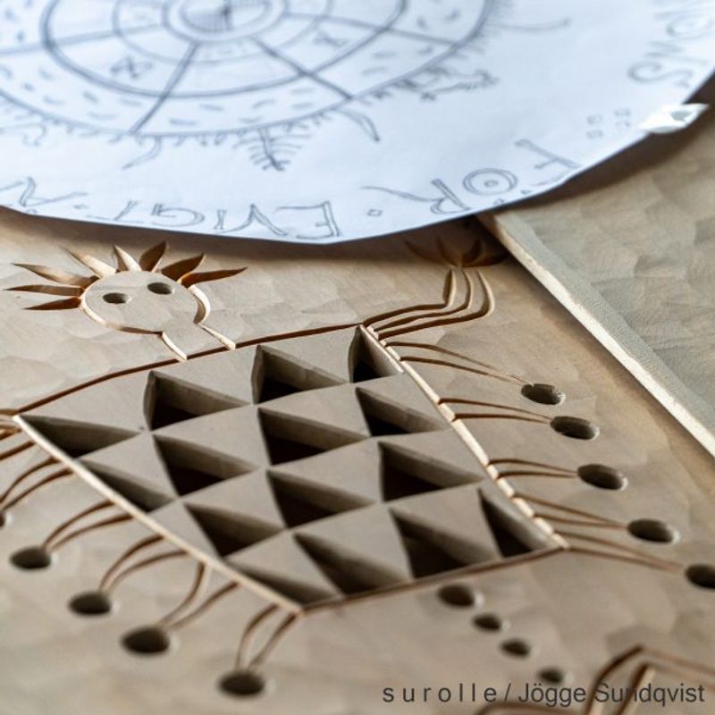 Detalj från ordtavlan med citat av Descartes ”Jag tvivlar, jag tänker, alltså finns jag” med genomskuren dekor.