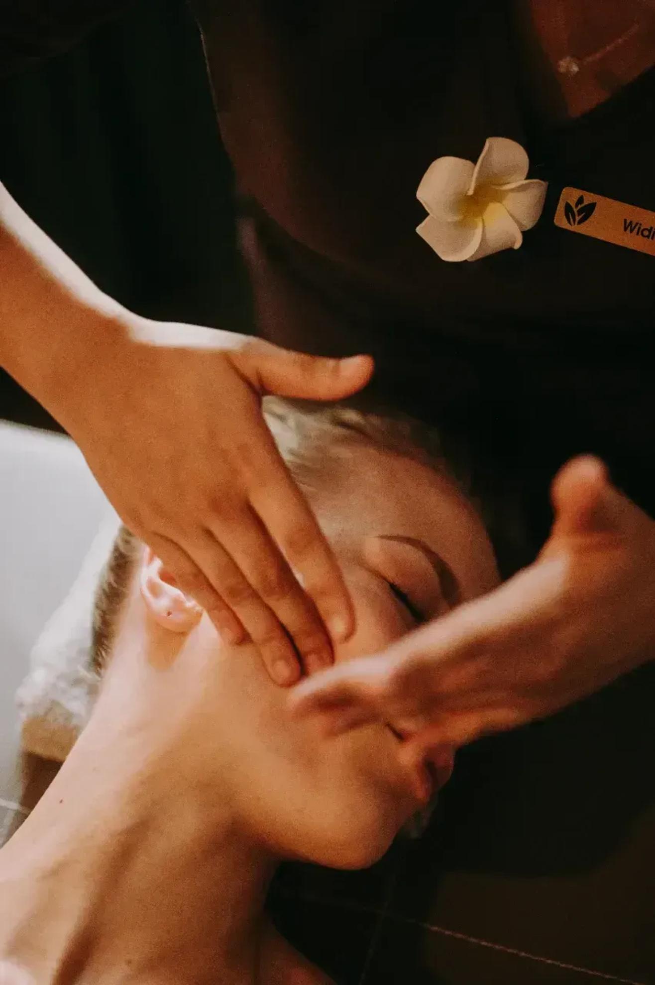 Masaż Kobido – masażystka wykonuje liftingujący masaż twarzy w Beauty Essence