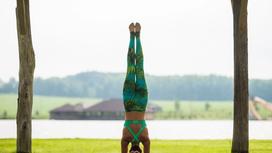 Tư thế trồng chuối trong yoga là gì?