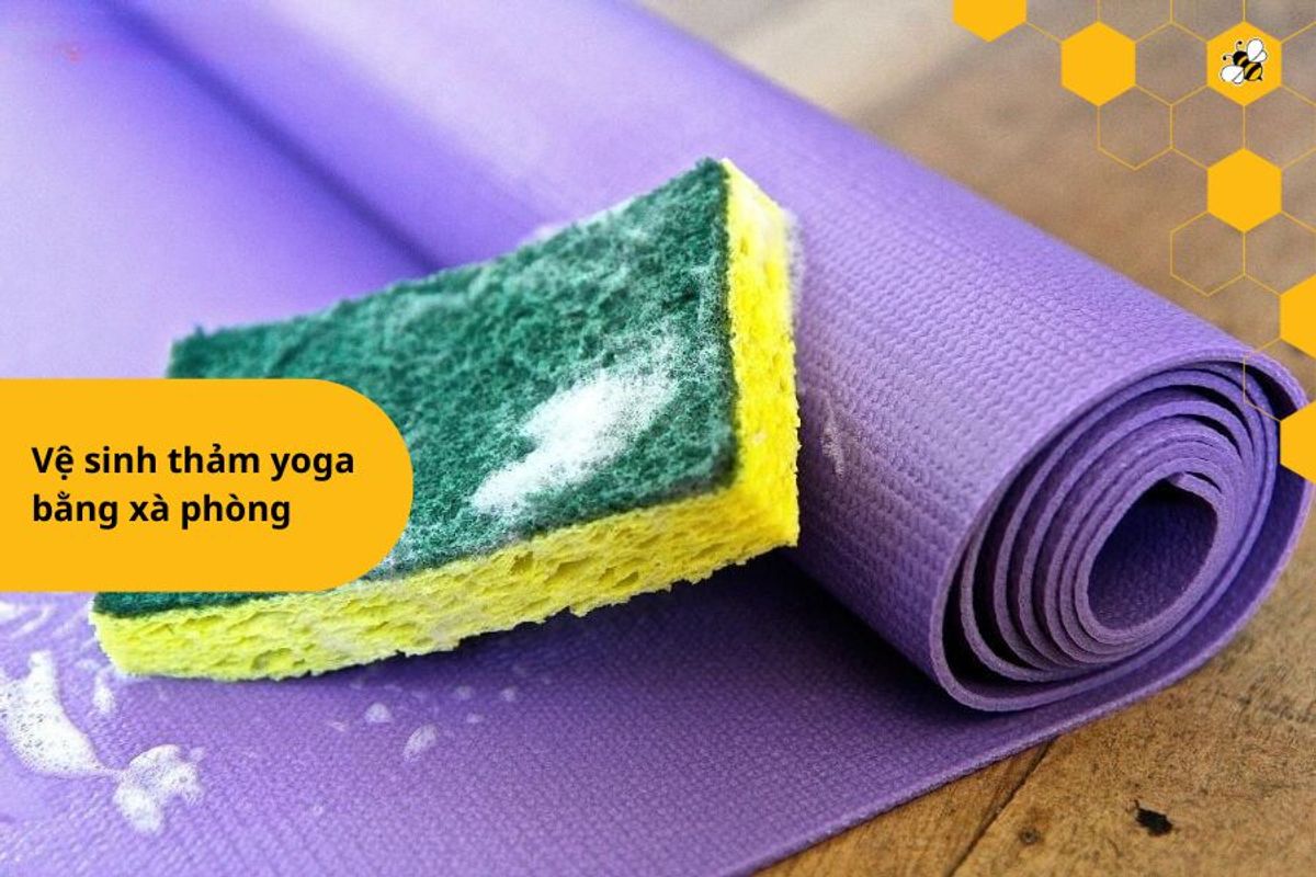 Vệ sinh thảm yoga bằng xà phòng