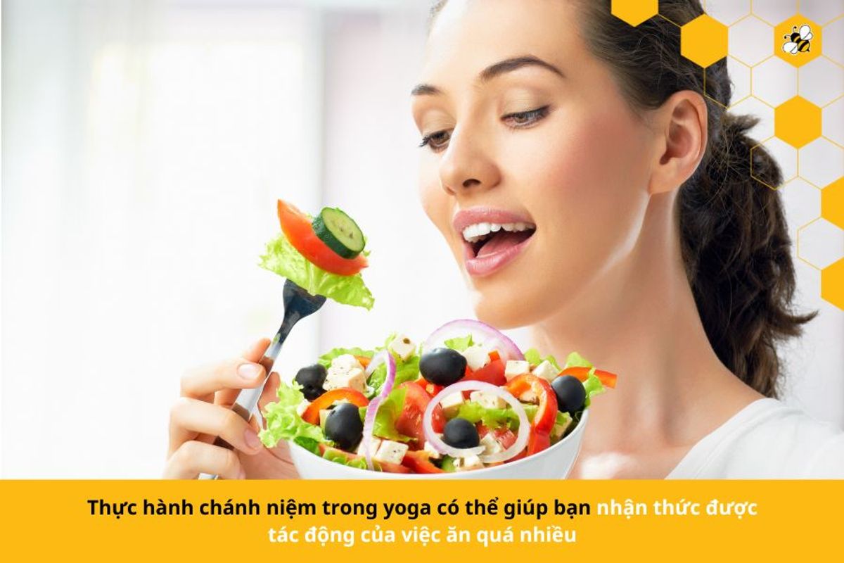 Thực hành chánh niệm trong yoga có thể giúp bạn nhận thức được tác động của việc ăn quá nhiều
