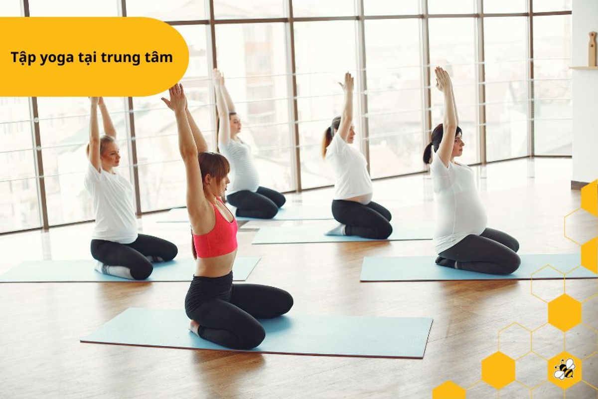 Tập yoga tại trung tâm