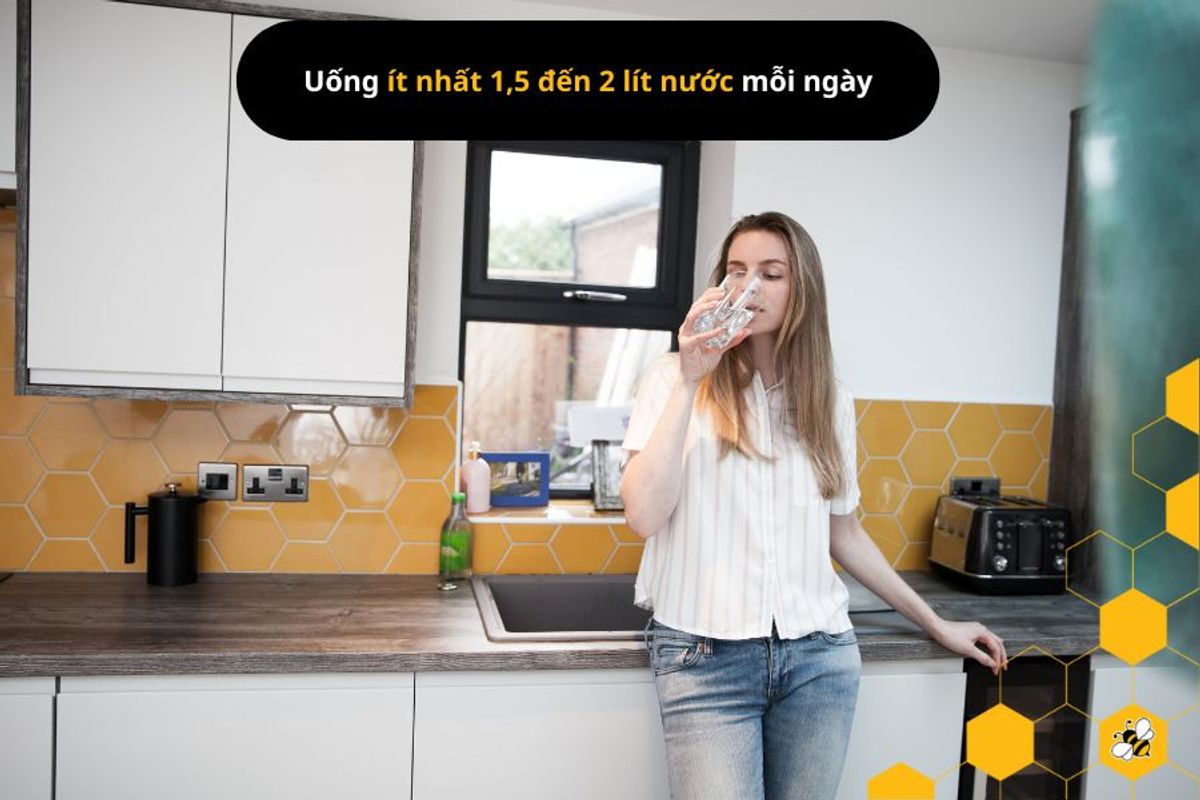 Uống ít nhất 1,5 đến 2 lít nước mỗi ngày