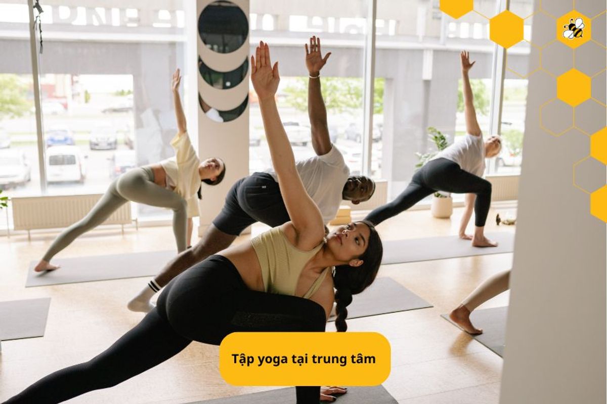Tập yoga tại trung tâm