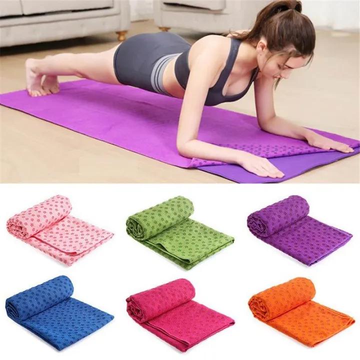 Khăn trải thảm yoga chất liệu làm từ sợi tổng hợp polyester có đính hạt dễ lâu chùi
