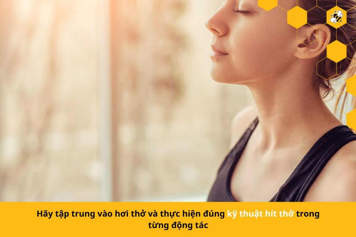 Hãy tập trung vào hơi thở và thực hiện đúng kỹ thuật hít thở trong từng động tác