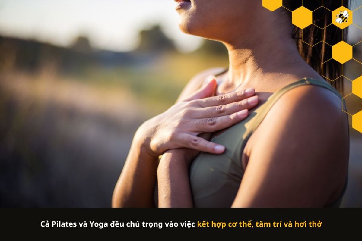 Cả Pilates và Yoga đều chú trọng vào việc kết hợp cơ thể, tâm trí và hơi thở