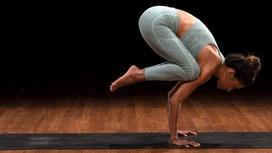 Tư thế quạ bay trong yoga là gì?