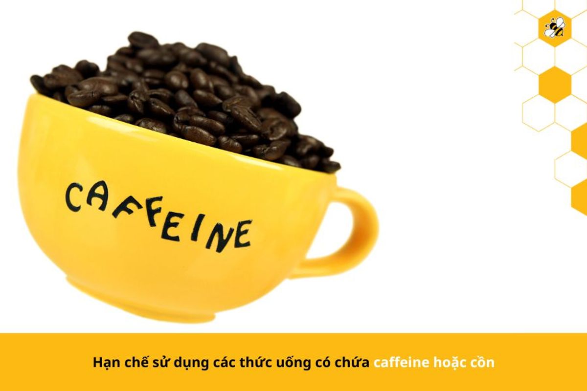 Hạn chế sử dụng các thức uống có chứa caffeine hoặc cồn