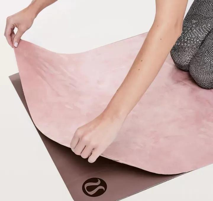 Lululemon Khăn gấp tiện lợi in khăn thảm yoga Thảm tập yoga thảm da lộn thấm mồ hôi chống trượt thảm tập yoga phong cách tiêu đề