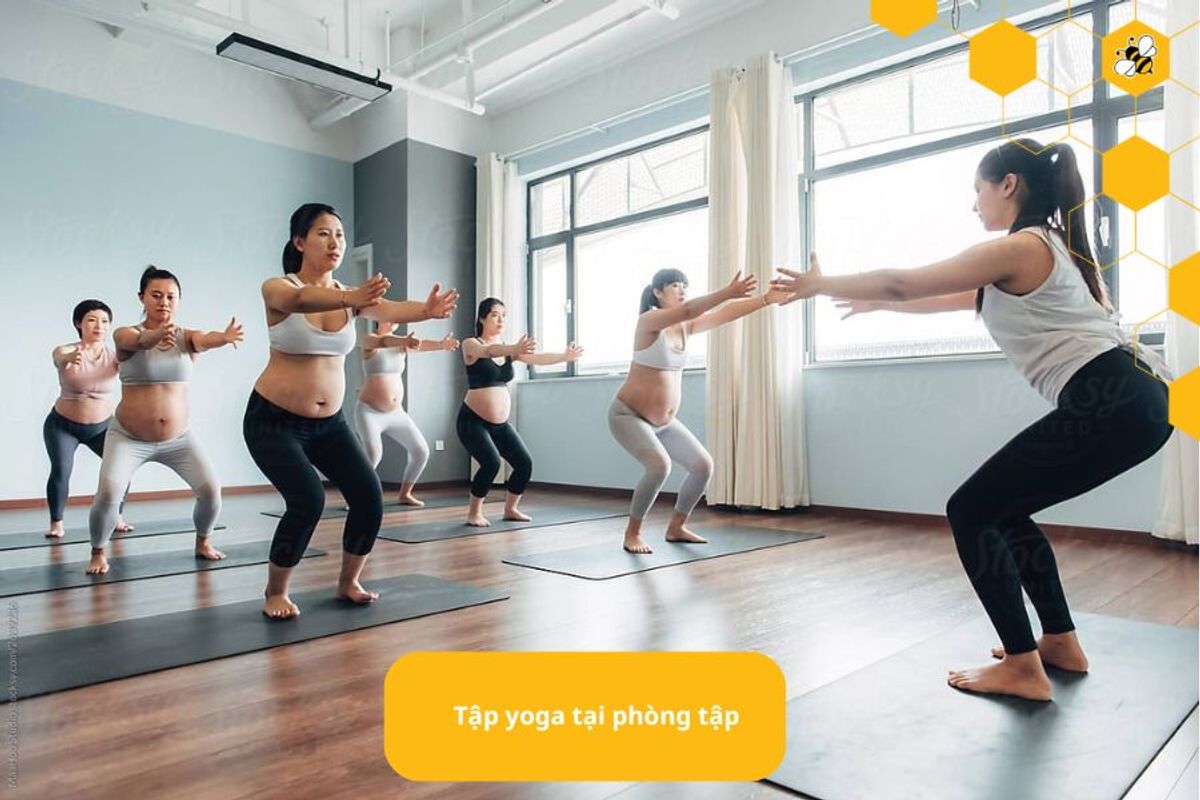 Tập yoga tại phòng tập