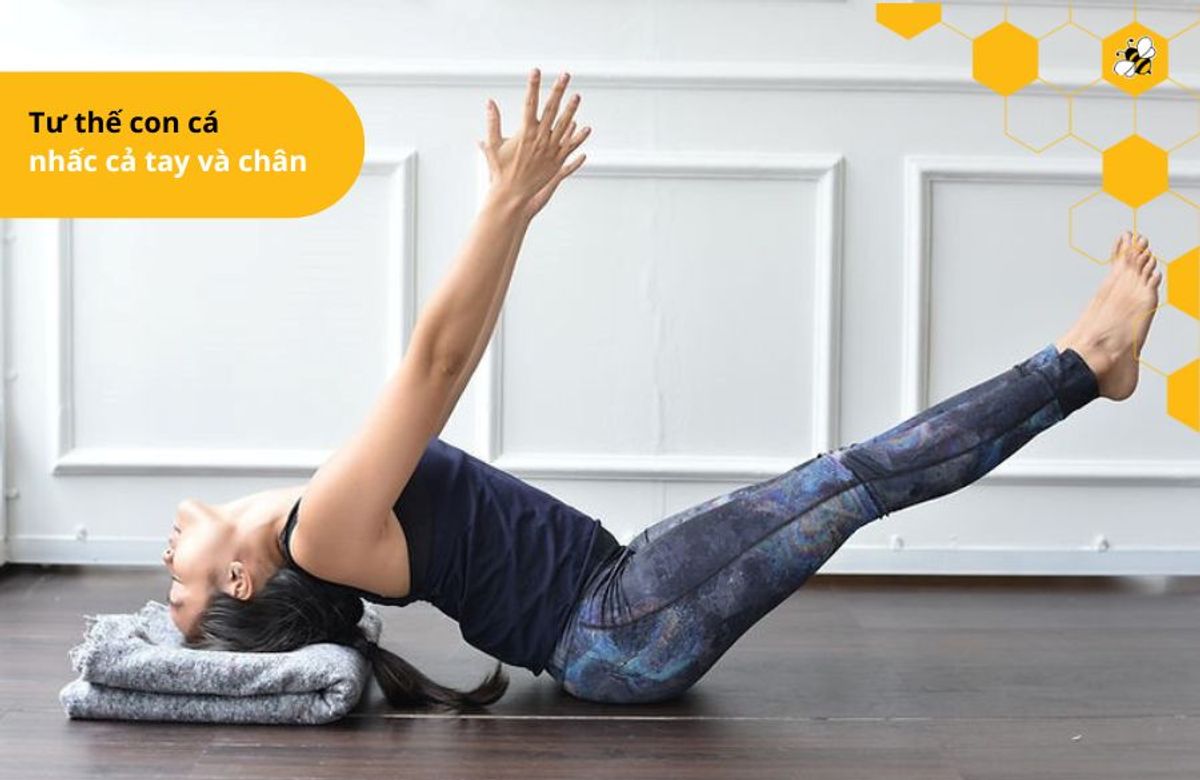 Tư thế con cá nhấc cả tay và chân