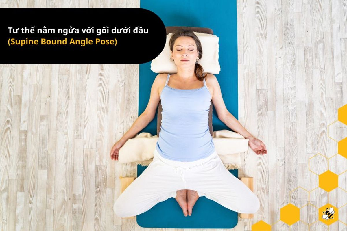 Tư thế nằm ngửa với gối dưới đầu (Supine Bound Angle Pose)