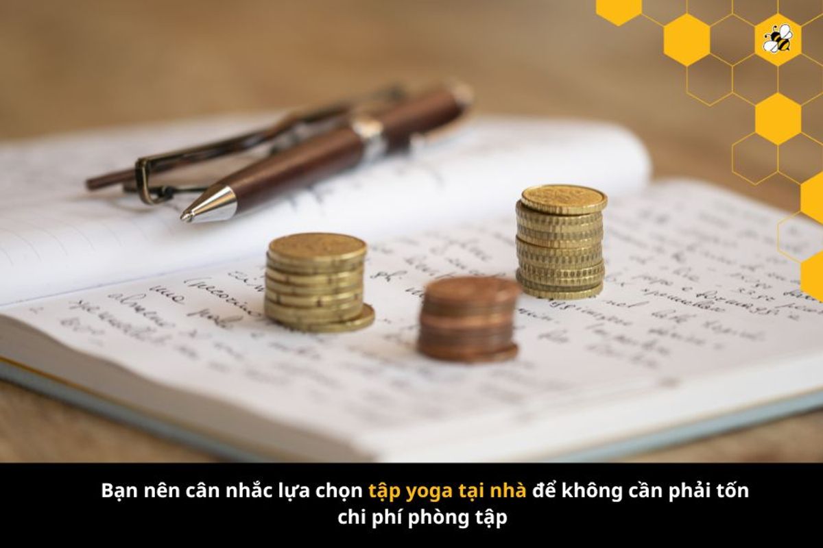 Bạn nên cân nhắc lựa chọn tập yoga tại nhà để không cần phải tốn chi phí phòng tập