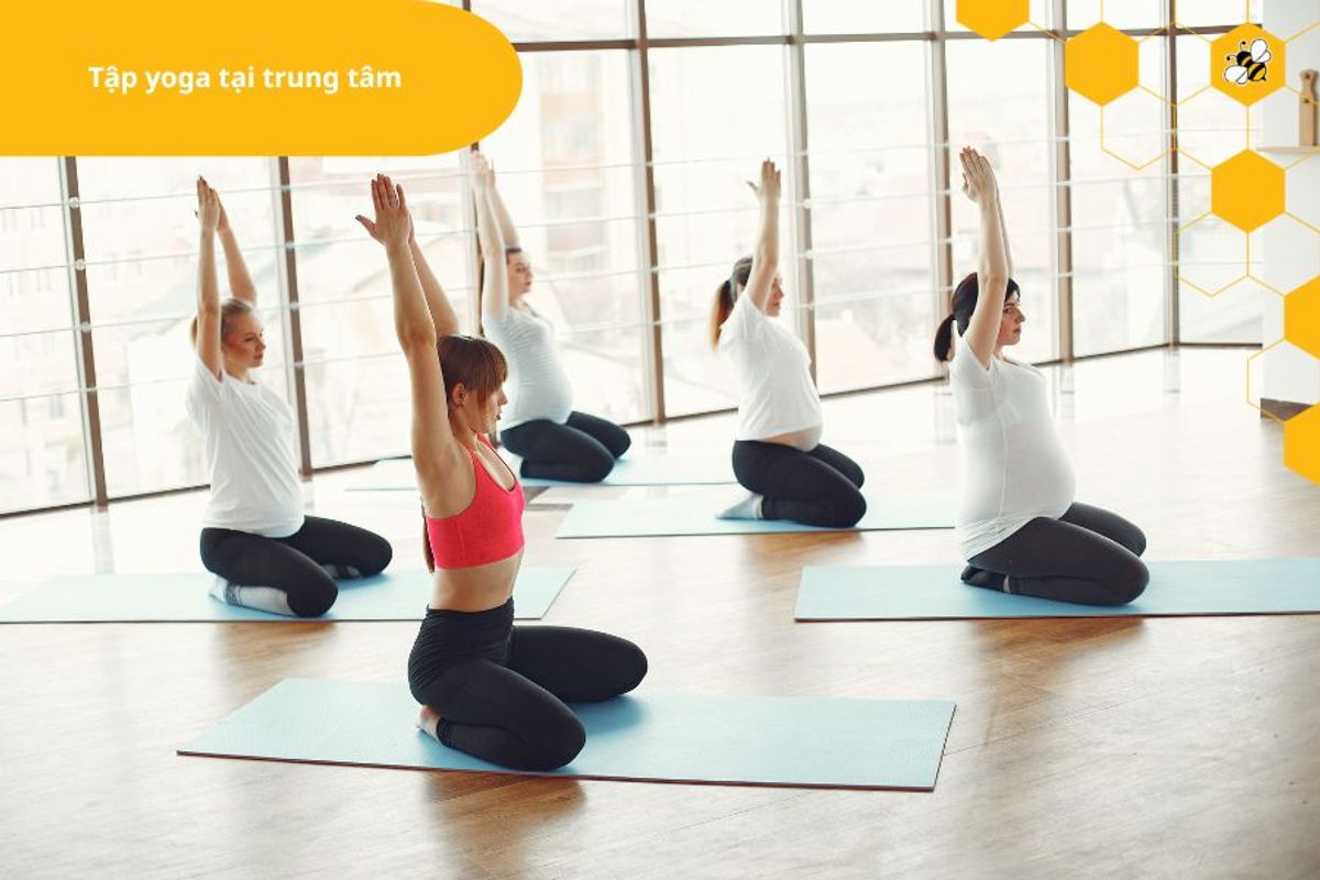 Tập yoga tại trung tâm