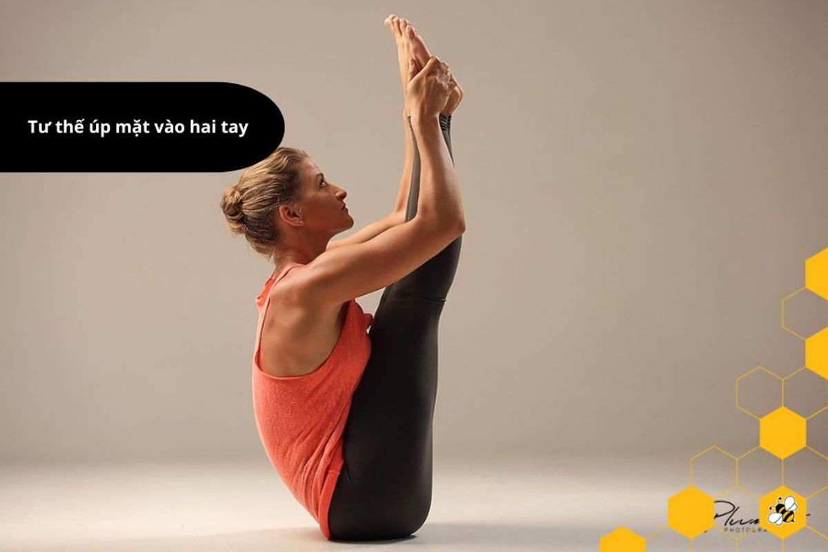 Tư thế úp mặt vào hai tay