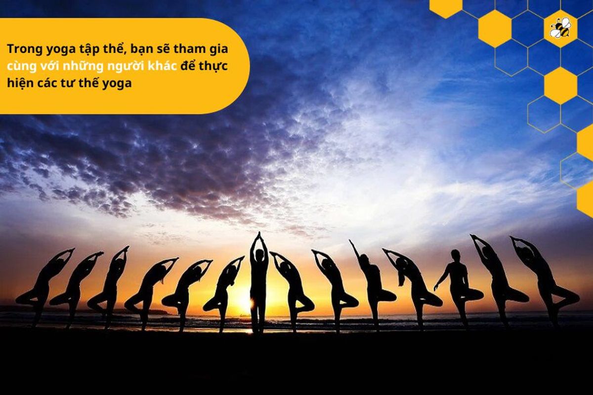 Trong yoga tập thể, bạn sẽ tham gia cùng với những người khác để thực hiện các tư thế yoga
