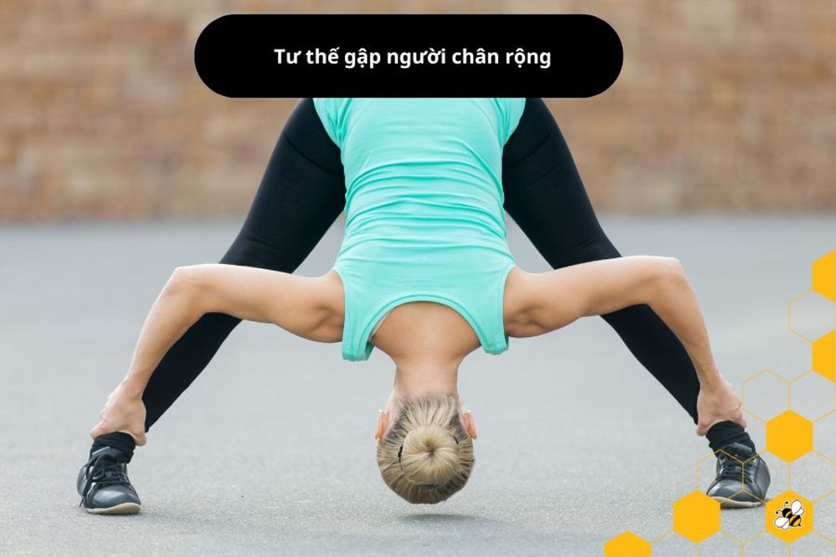 Tư thế gập người chân rộng