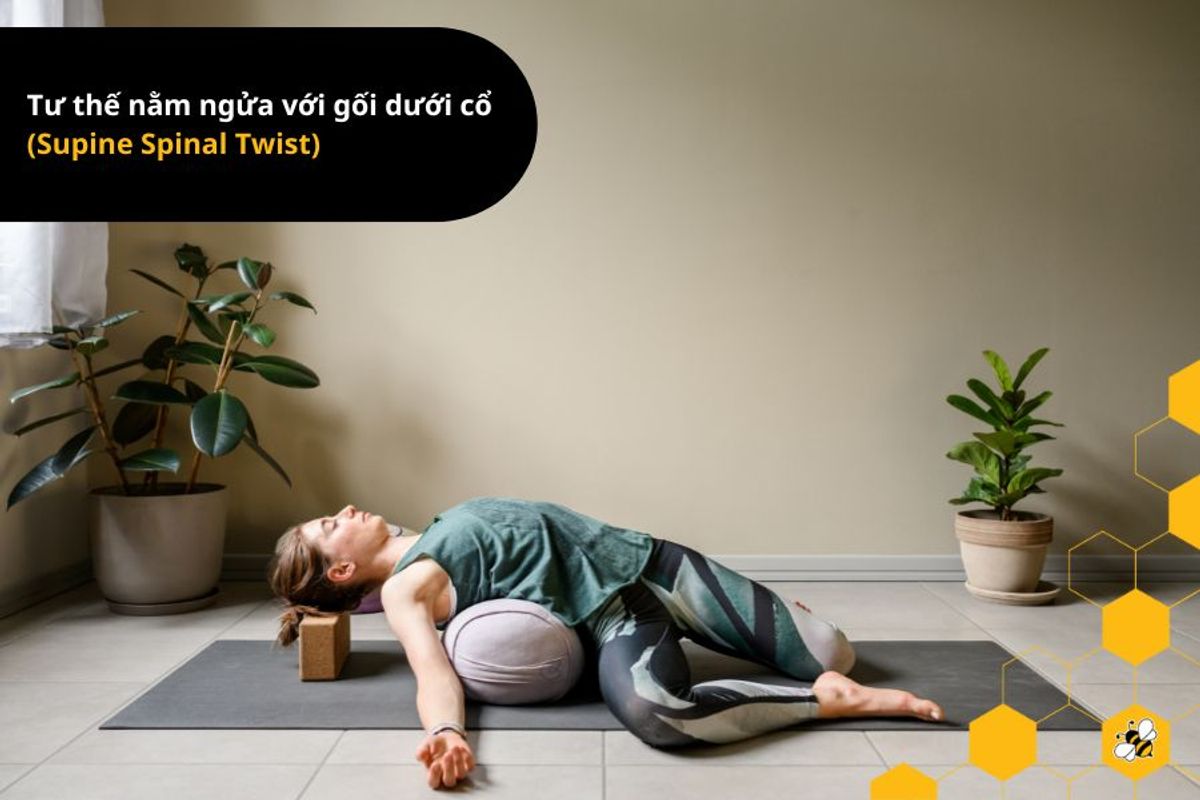 Tư thế nằm ngửa với gối dưới cổ (Supine Spinal Twist)