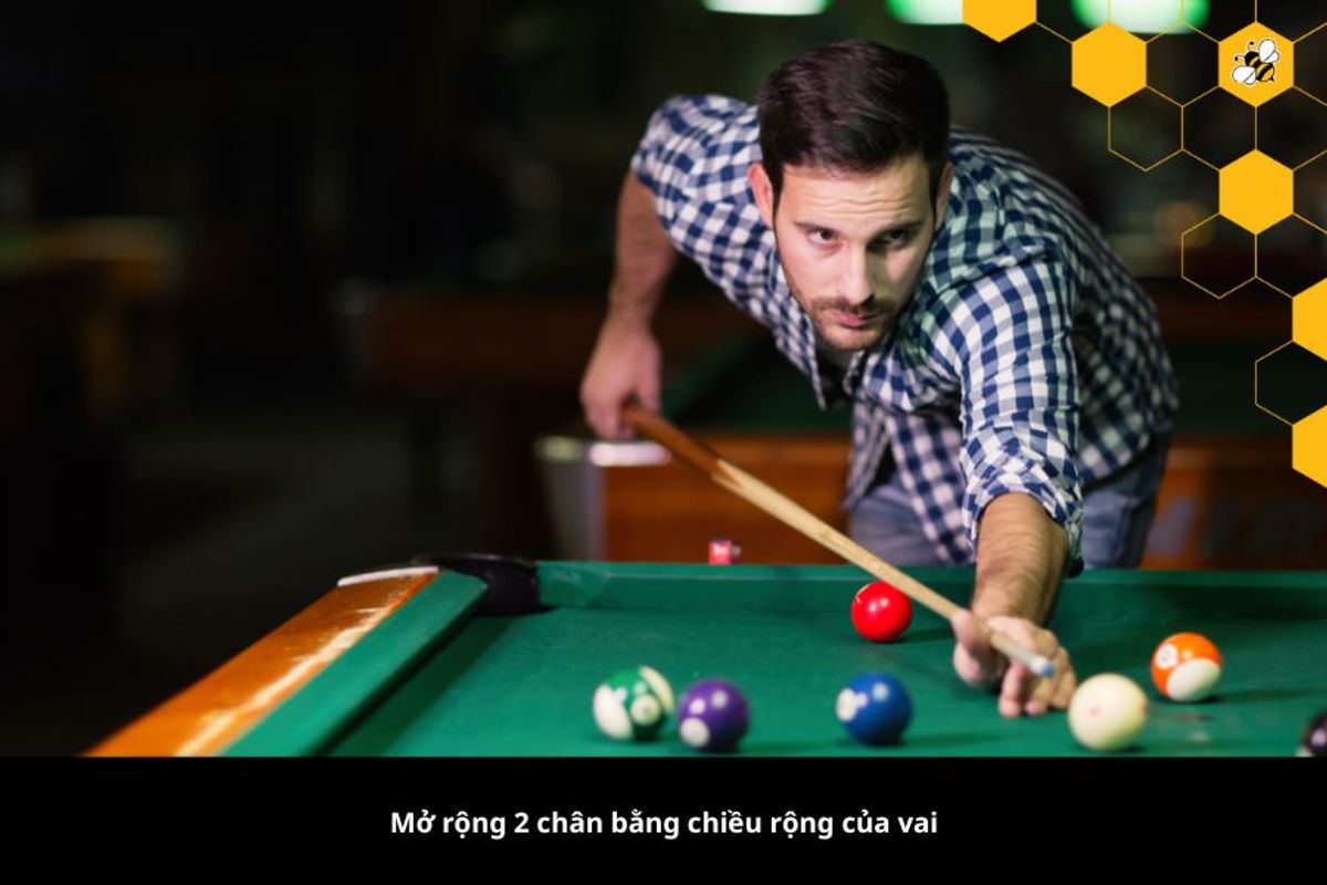 Mở rộng 2 chân bằng chiều rộng của vai