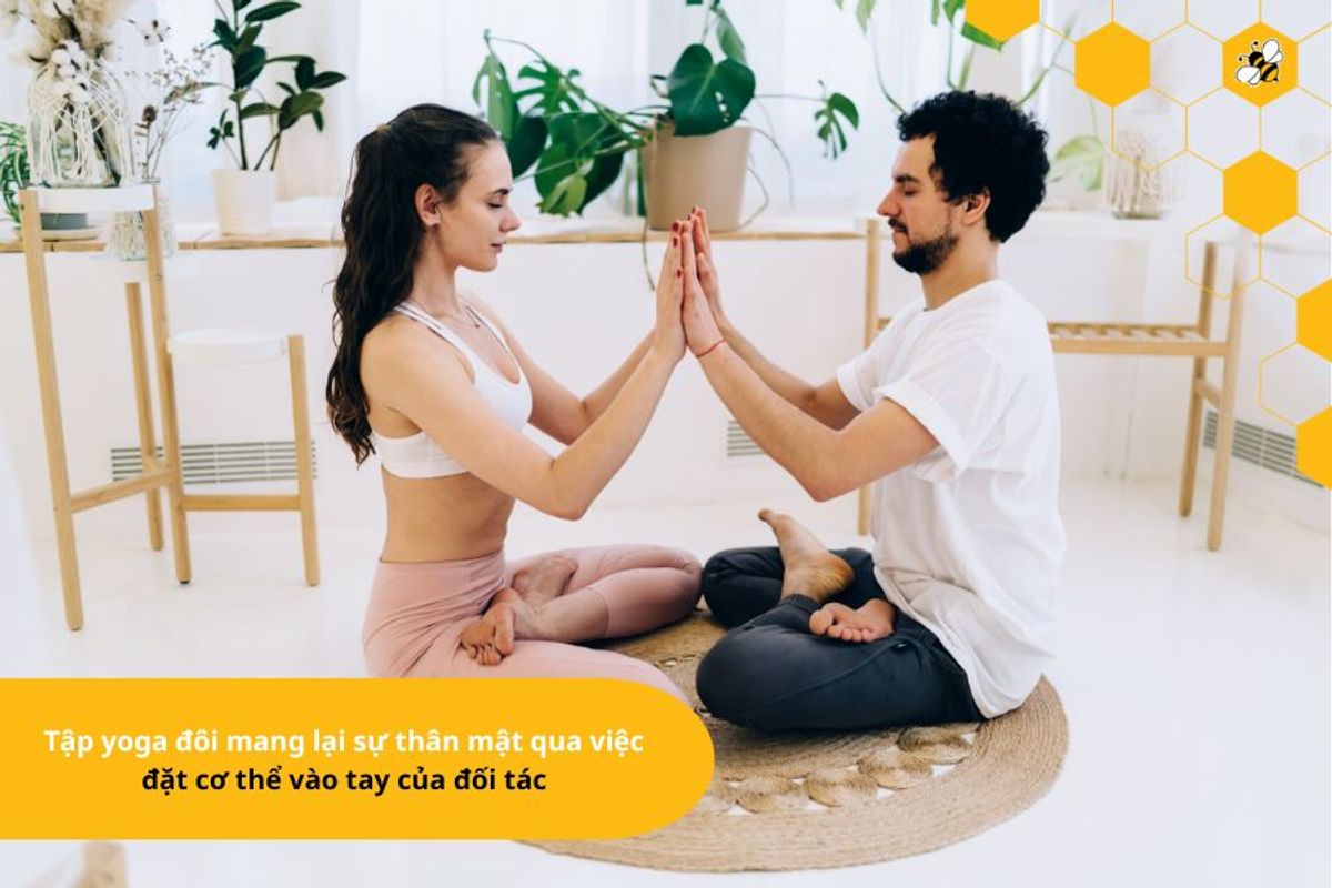 Tập yoga đôi mang lại sự thân mật qua việc đặt cơ thể vào tay của đối tác