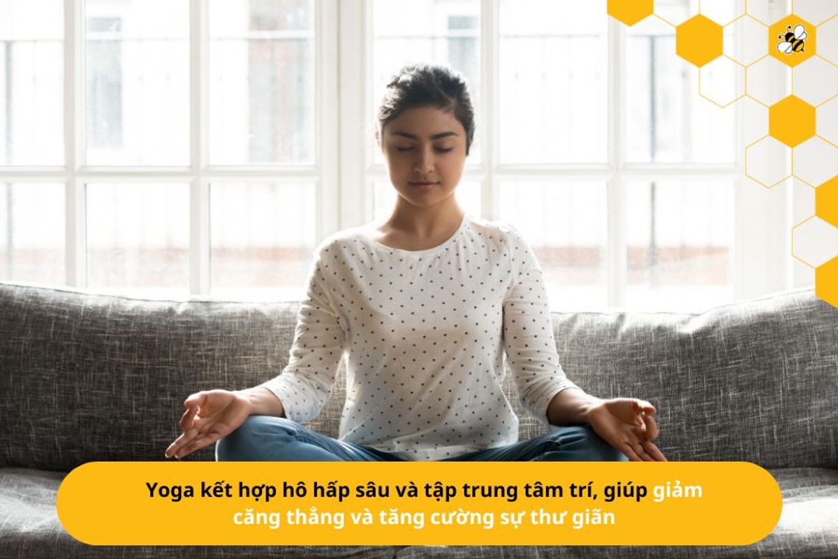 Yoga kết hợp hô hấp sâu và tập trung tâm trí, giúp giảm căng thẳng và tăng cường sự thư giãn