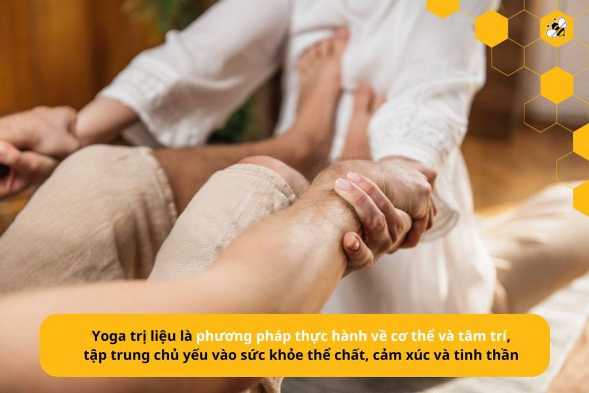 Yoga trị liệu là phương pháp thực hành về cơ thể và tâm trí, tập trung chủ yếu vào sức khỏe thể chất, cảm xúc và tinh thần