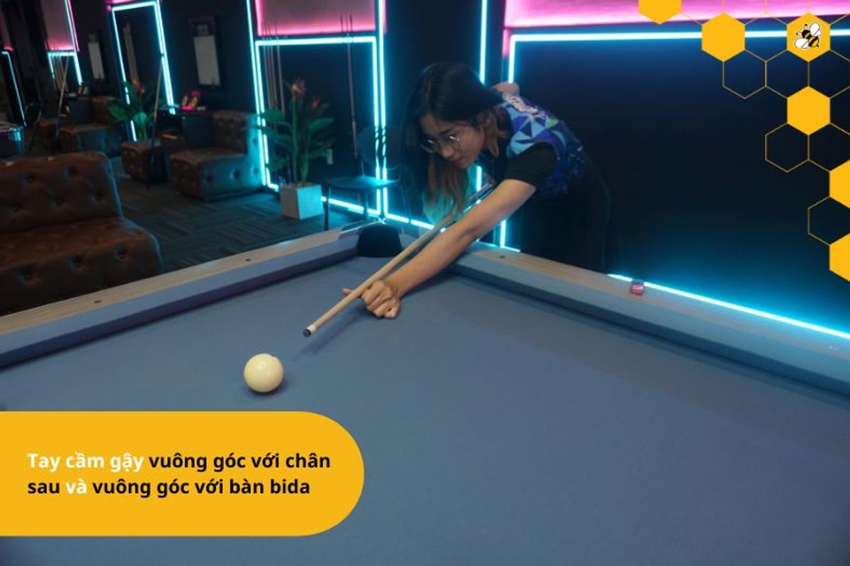 Tay cầm gậy vuông góc với chân sau và vuông góc với bàn bida