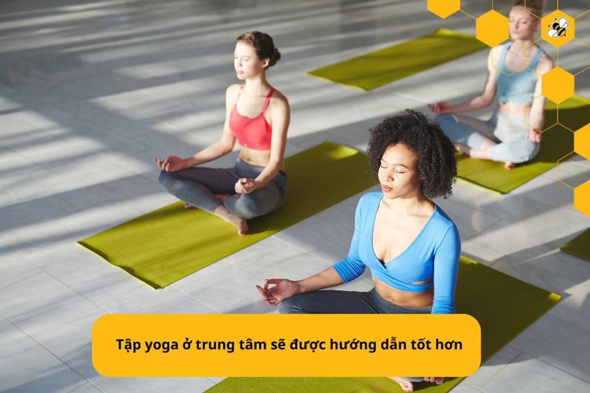 Tập yoga ở trung tâm sẽ được hướng dẫn tốt hơn