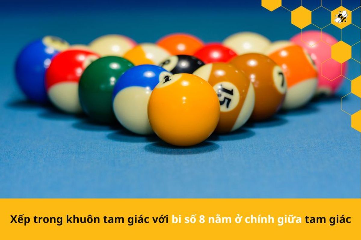 Xếp trong khuôn tam giác với bi số 8 nằm ở chính giữa tam giác