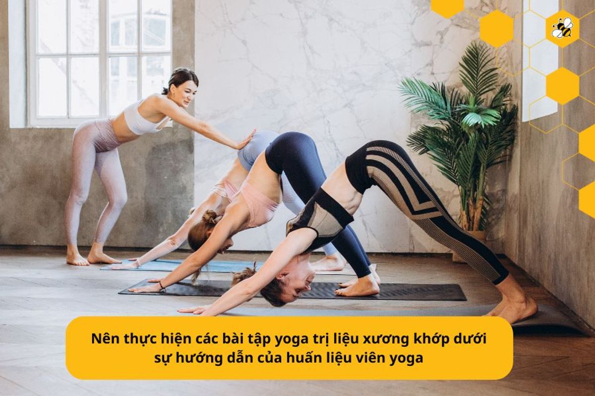 Nên thực hiện các bài tập yoga trị liệu xương khớp dưới sự hướng dẫn của huấn liệu viên yoga