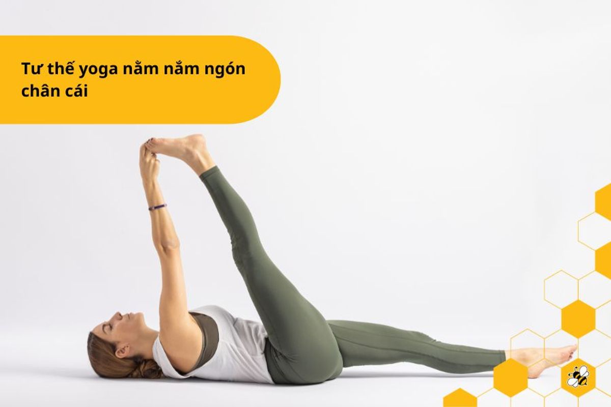 Tư thế yoga nằm nắm ngón chân cái