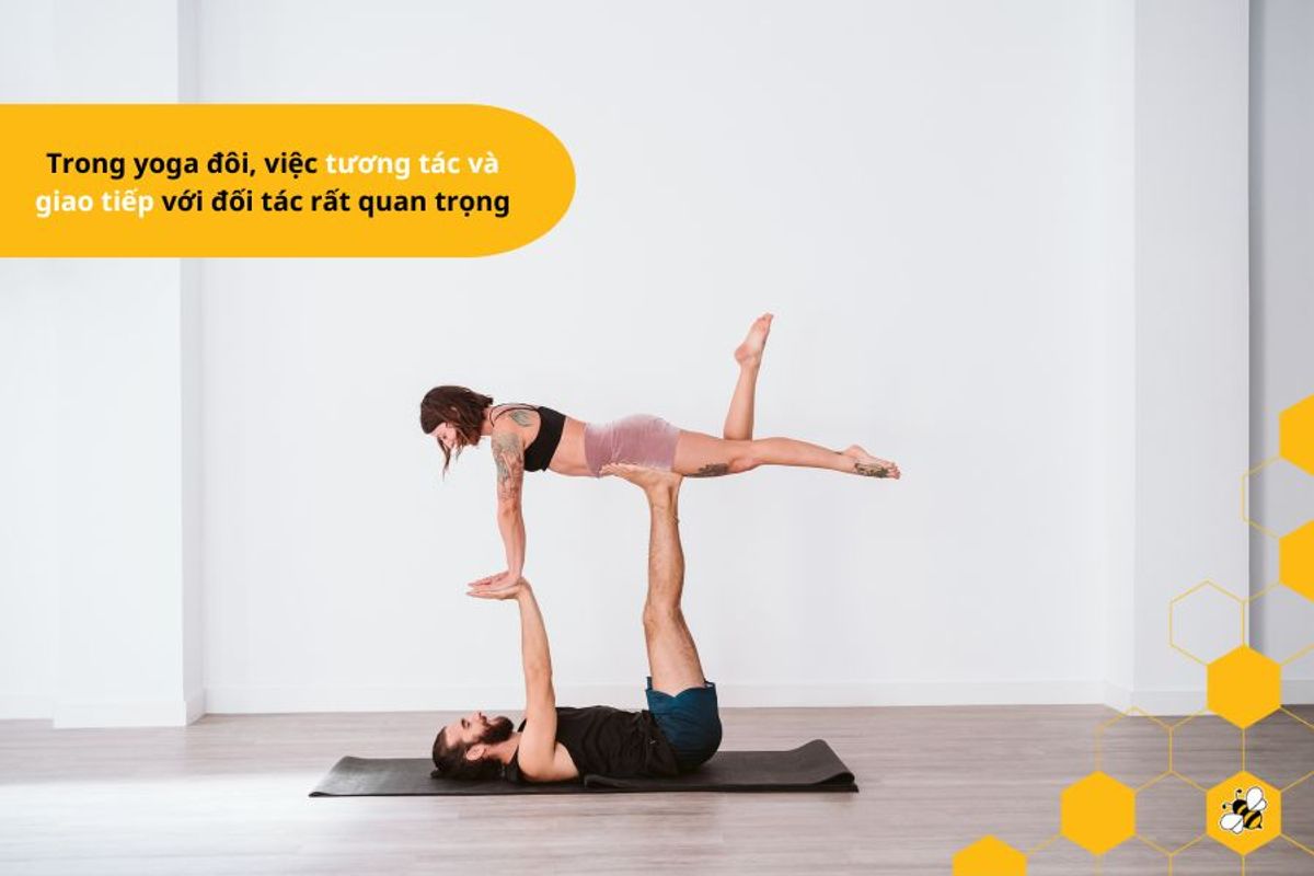 Trong yoga đôi, việc tương tác và giao tiếp với đối tác rất quan trọng