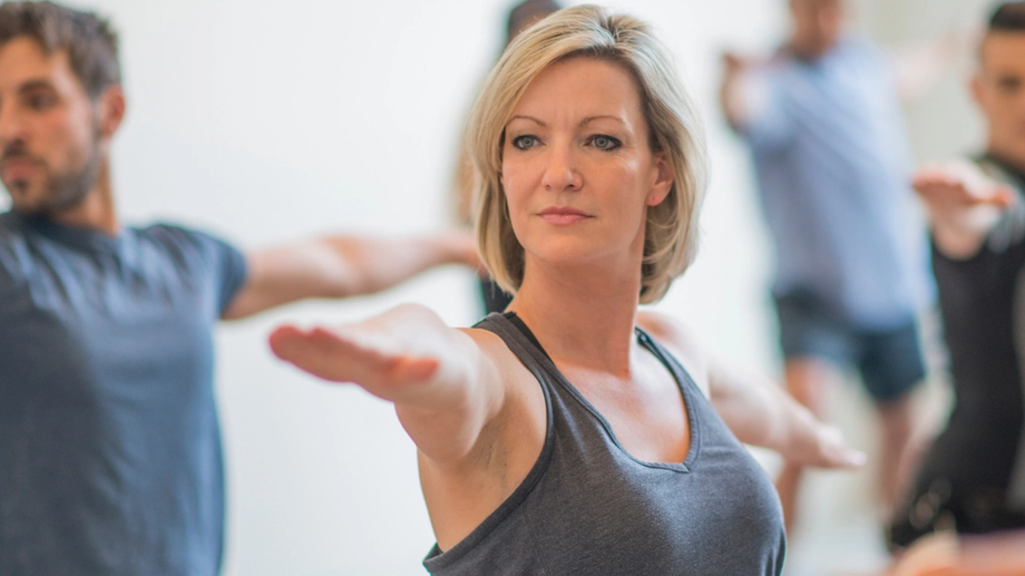 Yoga flow là gì? Đặc điểm nổi bật & Hướng dẫn chi tiết