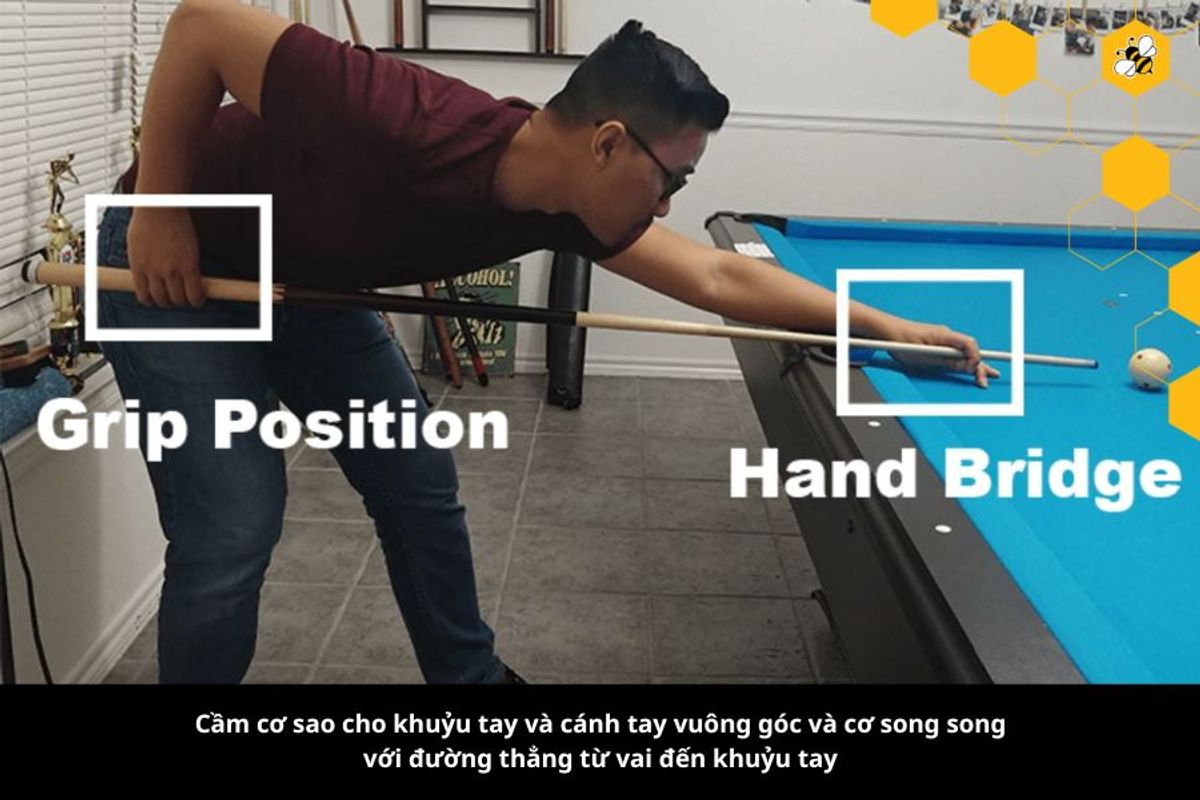 Cầm cơ sao cho khuỷu tay và cánh tay vuông góc và cơ song song với đường thẳng từ vai đến khuỷu tay