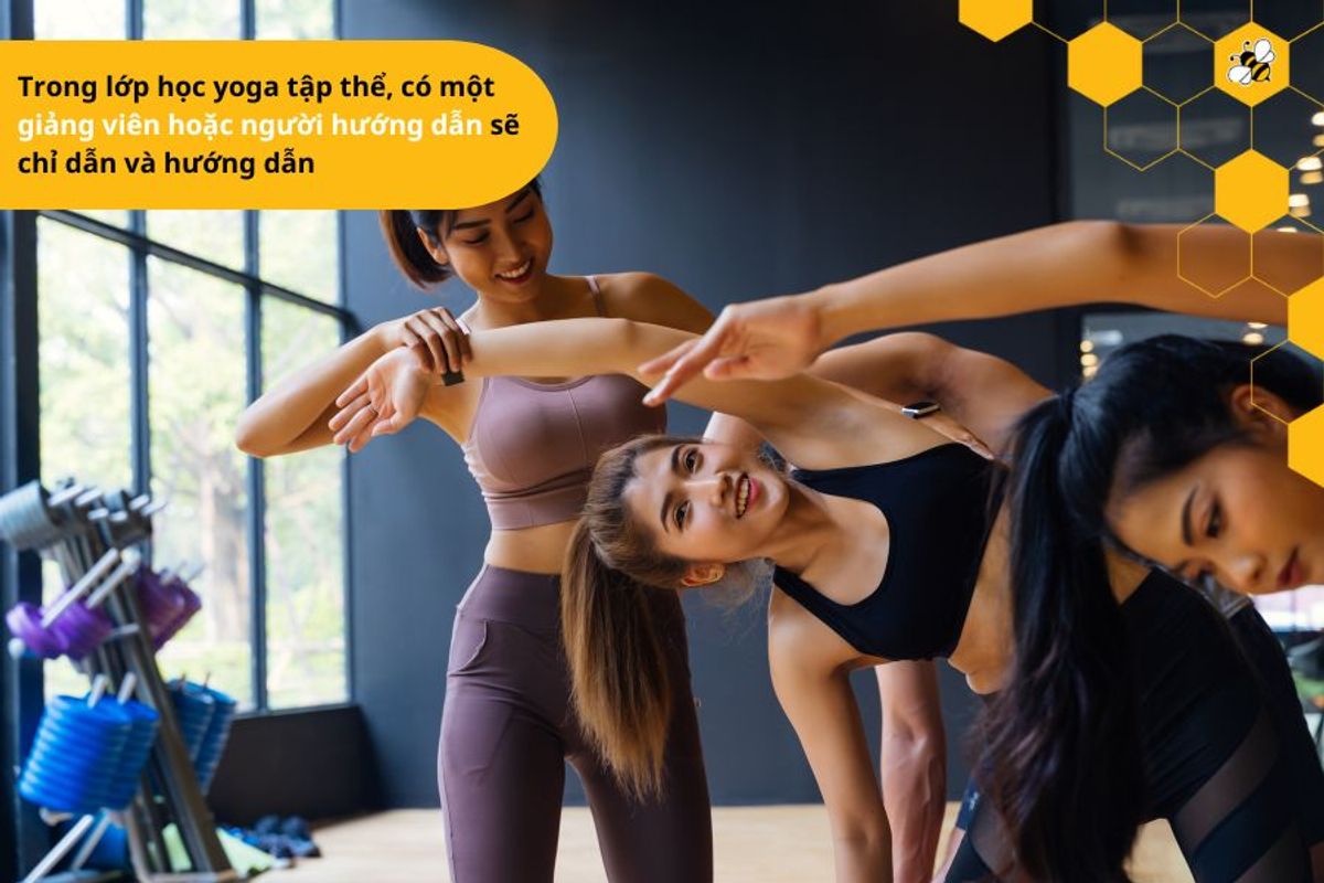 Trong lớp học yoga tập thể, có một giảng viên hoặc người hướng dẫn sẽ chỉ dẫn và hướng dẫn