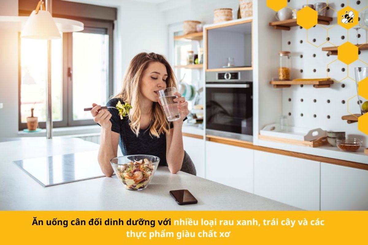 Ăn uống cân đối dinh dưỡng với nhiều loại rau xanh, trái cây và các thực phẩm giàu chất xơ