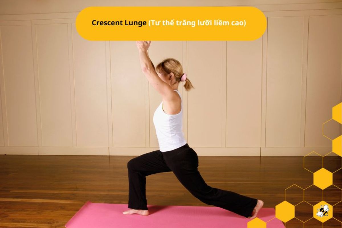 Crescent Lunge (Tư thế trăng lưỡi liềm cao)