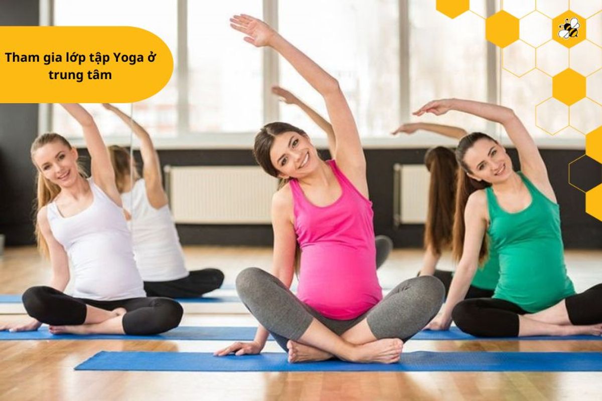 Tham gia lớp tập Yoga ở trung tâm