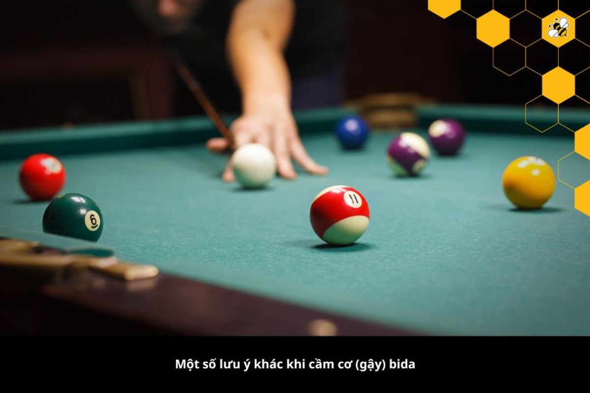 Một số lưu ý khác khi cầm cơ (gậy) bida