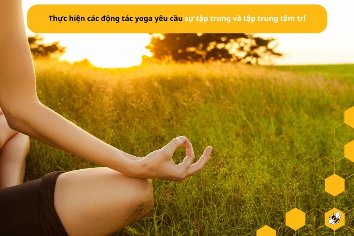 Thực hiện các động tác yoga yêu cầu sự tập trung và tập trung tâm trí