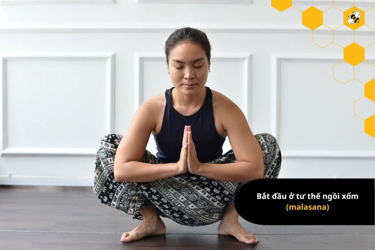 Bắt đầu ở tư thế ngồi xổm (malasana)