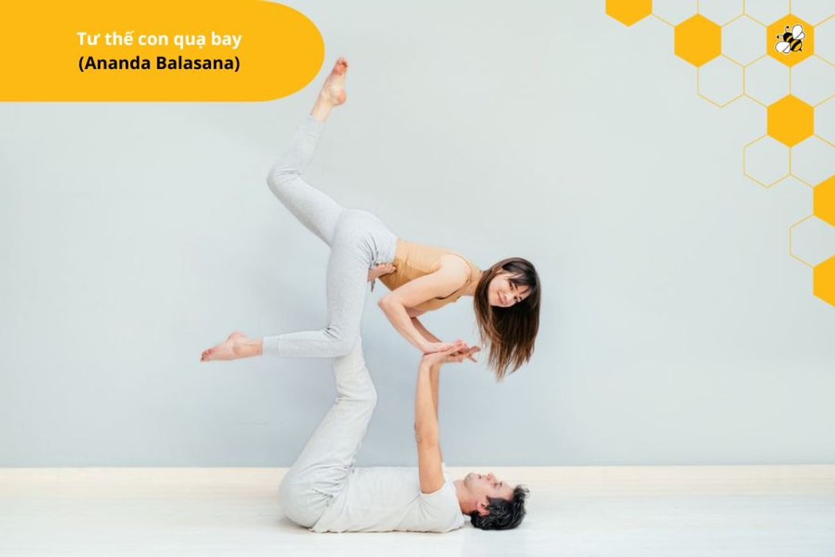 Tư thế con quạ bay (Ananda Balasana)