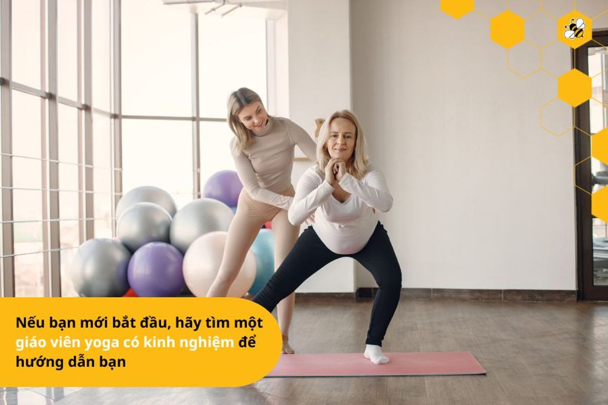 Nếu bạn mới bắt đầu, hãy tìm một giáo viên yoga có kinh nghiệm để hướng dẫn bạn