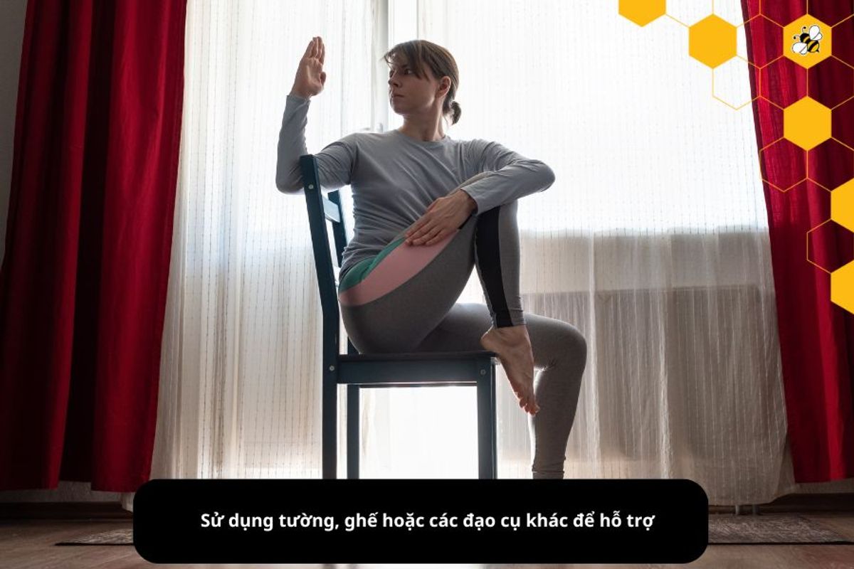 Sử dụng tường, ghế hoặc các đạo cụ khác để hỗ trợ