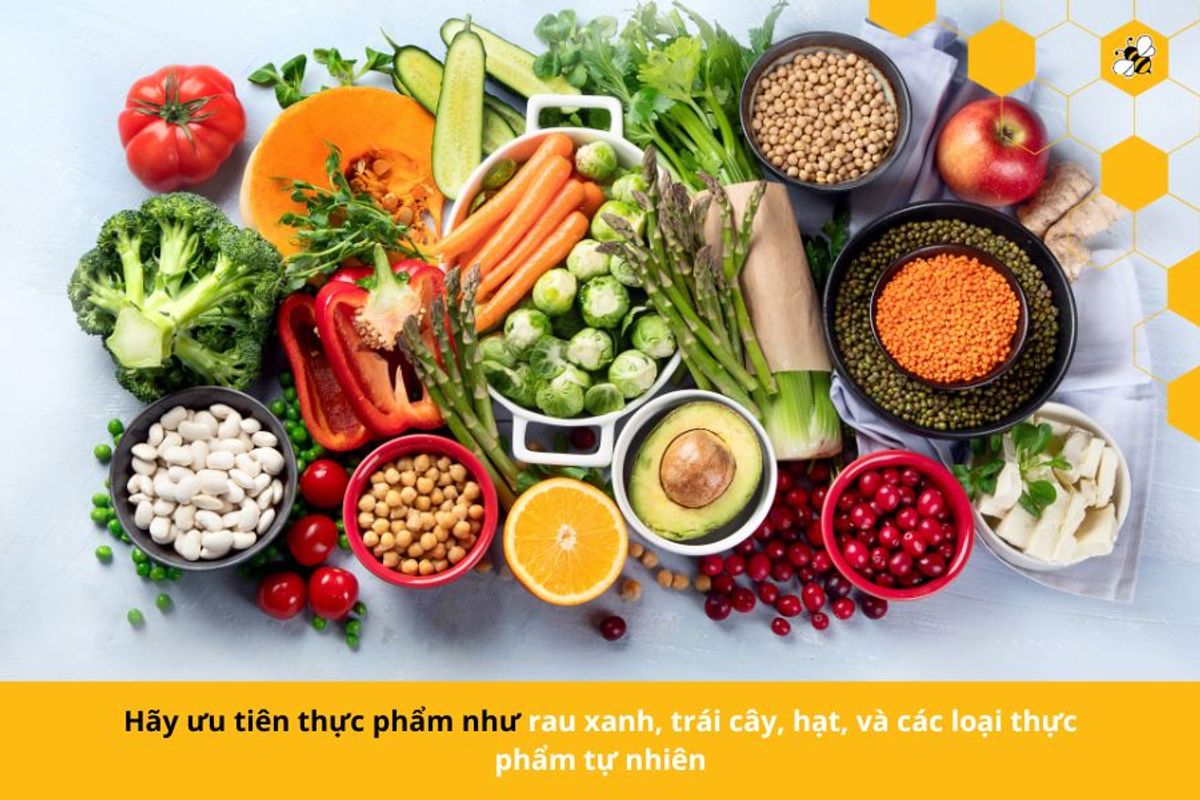 Hãy ưu tiên thực phẩm như rau xanh, trái cây, hạt, và các loại thực phẩm tự nhiên