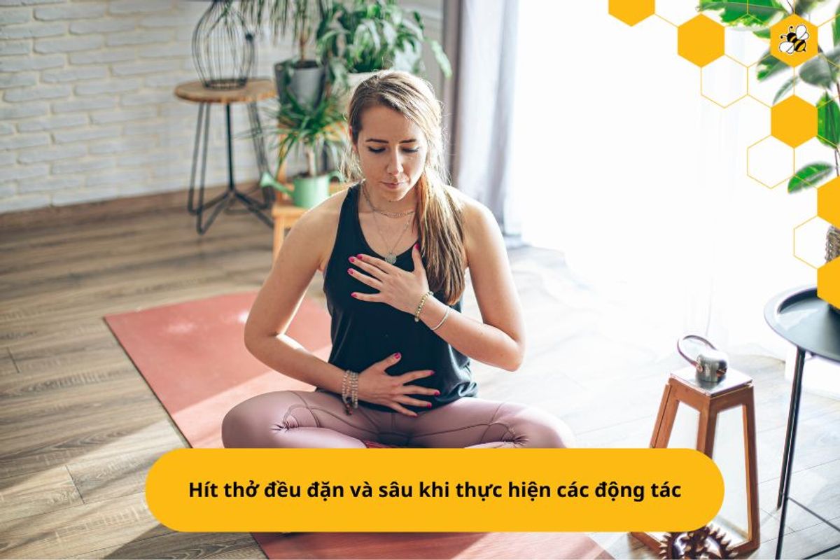 Hít thở đều đặn và sâu khi thực hiện các động tác